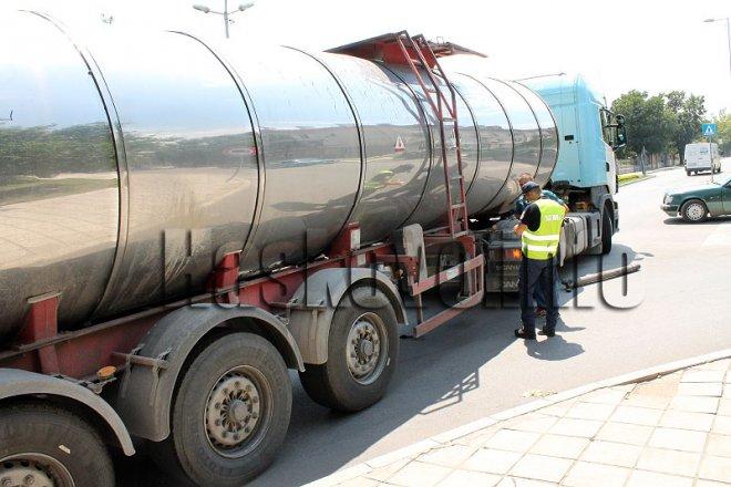 Обърната цистерна блокира за 5 часа път край Благоевград