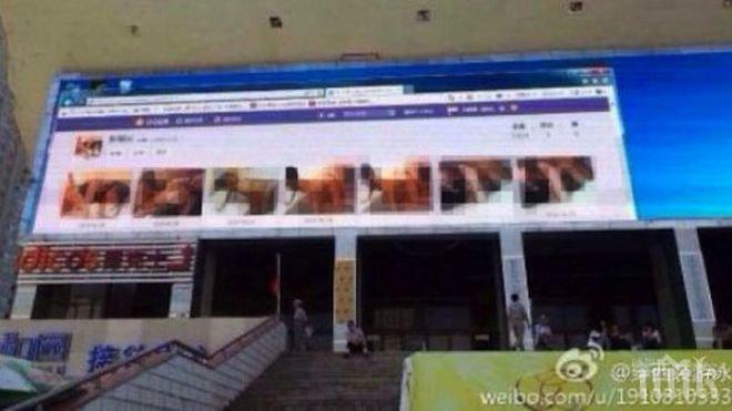 Китаец пусна порно на стадион (снимки)