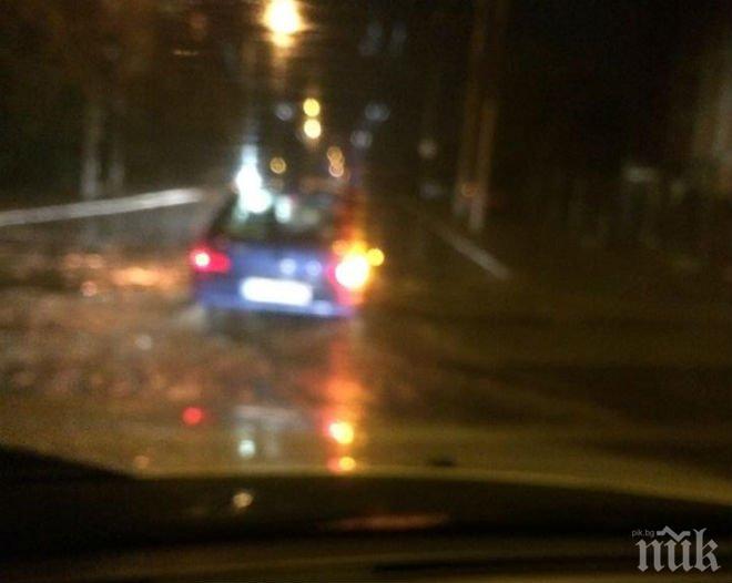 Цяла нощ отводняват улици след снощния порой в София, Фандъкова нареди постоянно наблюдение на реките