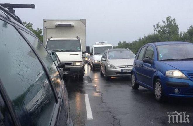 Пътят Созопол-Бургас под 2 метра вода, стотици коли са закъсали! Няма достъп до летището и гарата (обновена)