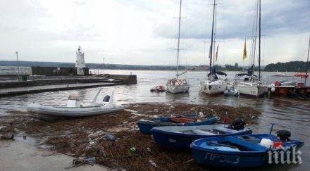 лодки вода рибарското бургаско селище ченгене скеле