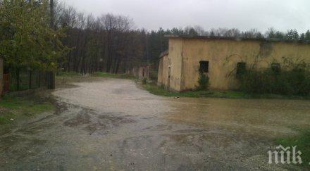 скъсани стени язовири причинили наводнението странско