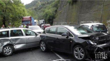 касапница пътя седем автомобила нанизаха тунела железница