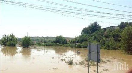 потопът продължава къмпинг градина изцяло вода държавата заряза хората