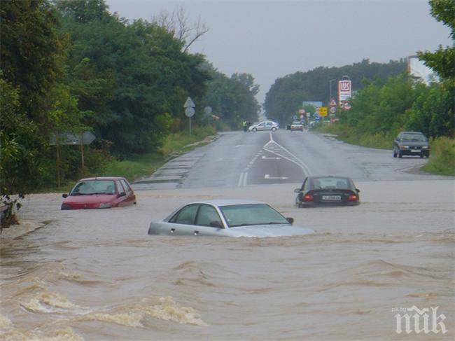 Вижте как наводнението затвори пътя между Стара Загора и Димитровград (снимки)