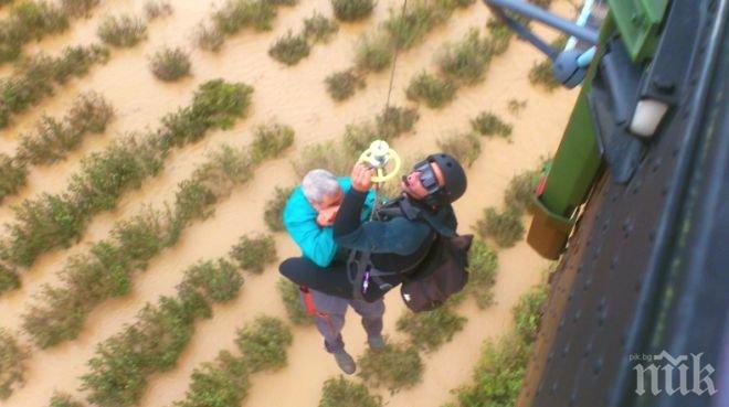 Водният ад в Бургас от въздуха - вижте как екипаж на военен хеликоптер Кугър спасява двама души! (уникални снимки)