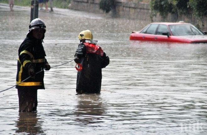 Осем човека останаха без дом след потопа в Странско