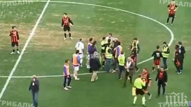 Футболисти се сбиха по време на мач