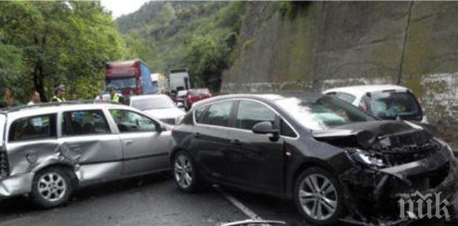 Касапница на пътя! Седем автомобила се нанизаха при тунела край Железница