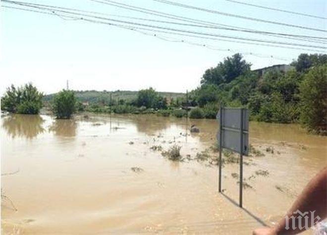 Потопът продължава! Къмпинг Градина е изцяло под вода, държавата заряза хората!
