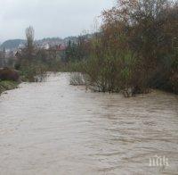 Внимание! Струма и Места се покачват опасно