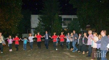 ексклузивно пик кандидат депутат реформаторите играе хоро разгара бедствието димитров танцува водите вадят трупове