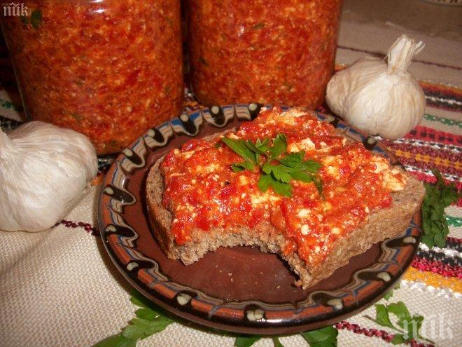 Чушките за лютеницата - пълни с вода