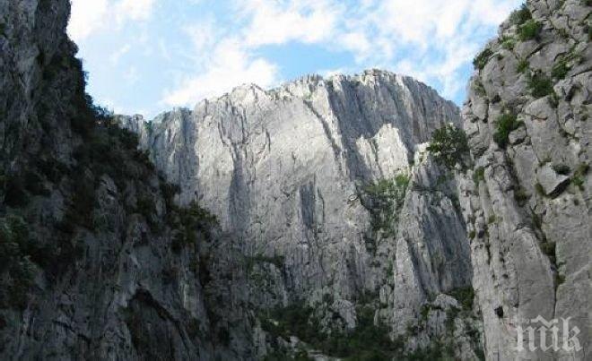 Турист-сомнамбул падна от 20-метрова скала, размина се със счупен крак
