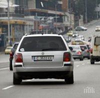 Хуманоиден робот управлява собствен автомобил 