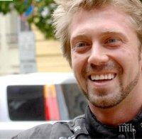 Нарушител! Калин Врачански шашка столичани – фучи с як мотор по тротоарите (папарашки снимки)