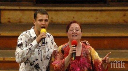 ваня костова тръгва турне сина