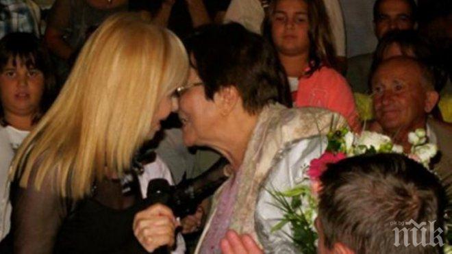 Лили Иванова подари букет на класната си по време на концерт