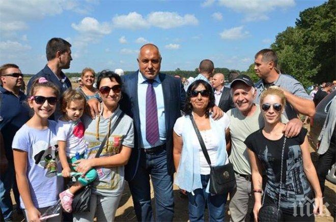 Бойко Борисов присъства на откриването на паметник на бореца Филиз Хайрулла в село Борци