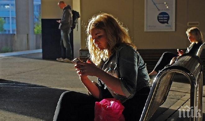 Драстично: Забраняват на учениците да използват смартфони в час
