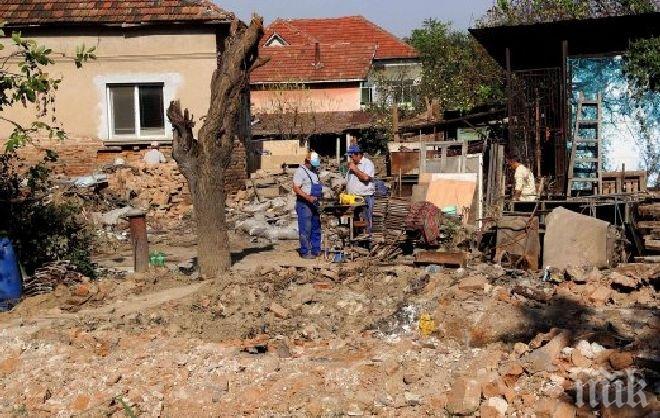 Чистят, рият и ръкостискат