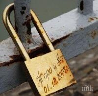 Влюбени закачат катинари на мост в Добрич