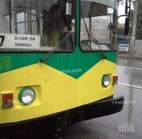 Катастрофа във Враца! Тролей блъсна кола на светофар (снимки)