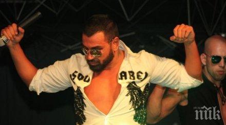 азис нападнат полуголи фенки столичен клуб американци публиката шок снимка