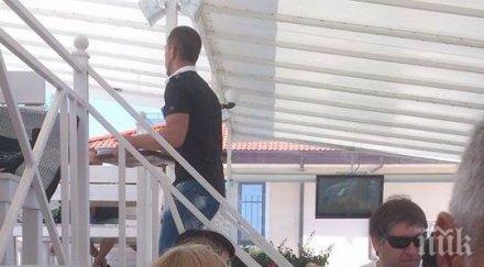 туристи погнуса хотел ахтопол сервира стари колбаси чинии засъхнала помия