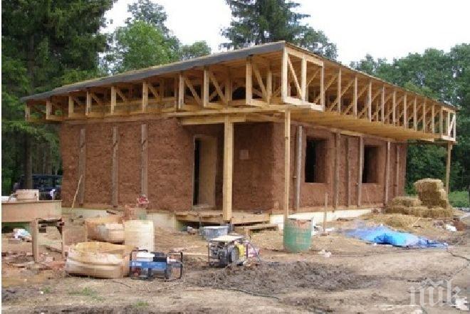 Семейство си построи сламена къща в село Кладница