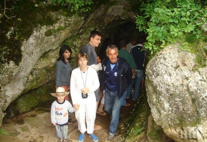 Сензация! Англичанин спаси дузина туристи в пещерата „Леденика” от ужасна водна смърт!