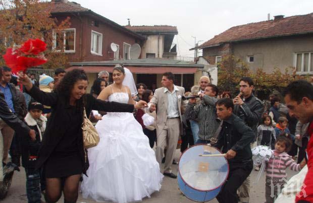 Пребиха с камъни трима полицаи на циганска сватба в Бургас