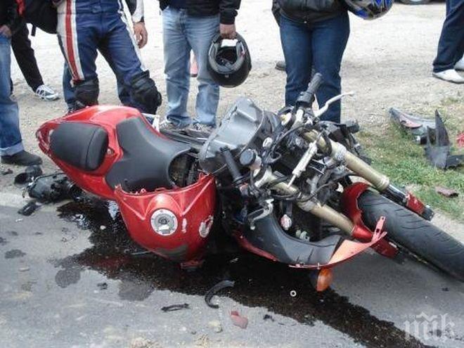 Моторист загина след челен удар в Москвич