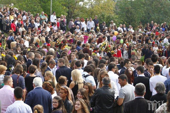 Първо в ПИК! Ето ги децата на елита в първия учебен ден – звездни наследници пълнят Италианския лицей (снимки)