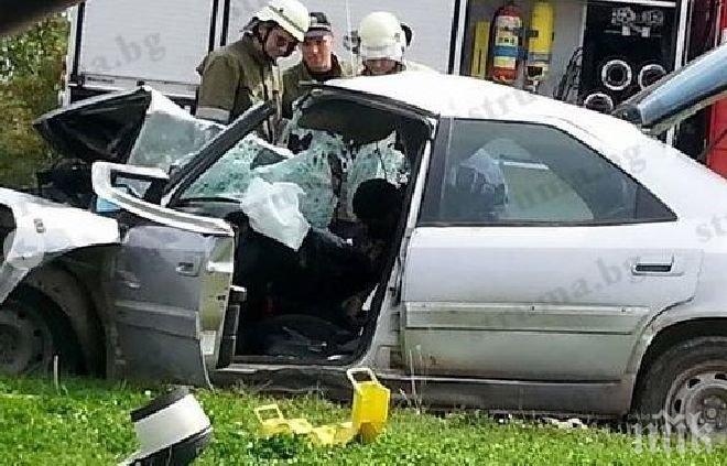 Адска катастрофа край Сандански! Кола се заби с бясна скорост в ТИР, един загина, друг бере душа в болница