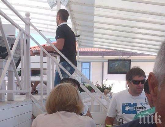 Туристи в погнуса! Хотел в Ахтопол сервира стари колбаси в чинии със засъхнала помия