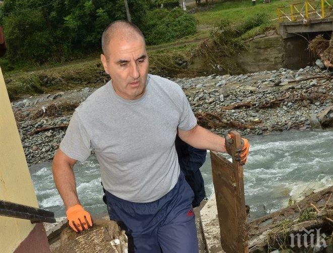 Първо в ПИК! 
Цветан Цветанов: Продължаваме да помагаме на пострадалите от наводненията! До момента сме изчистили над 250 къщи