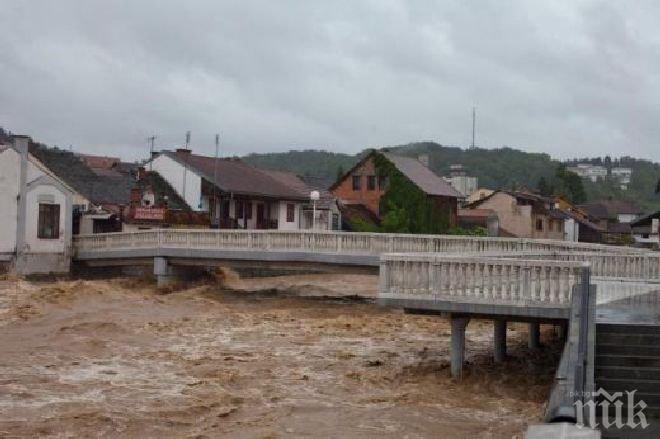 Пороите на Балканите: Извънредна ситуация в Сърбия, един загинал