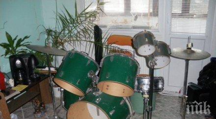 безочие апаши задигнаха барабаните годишна