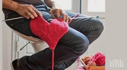 мъже плетат шапки бездомници