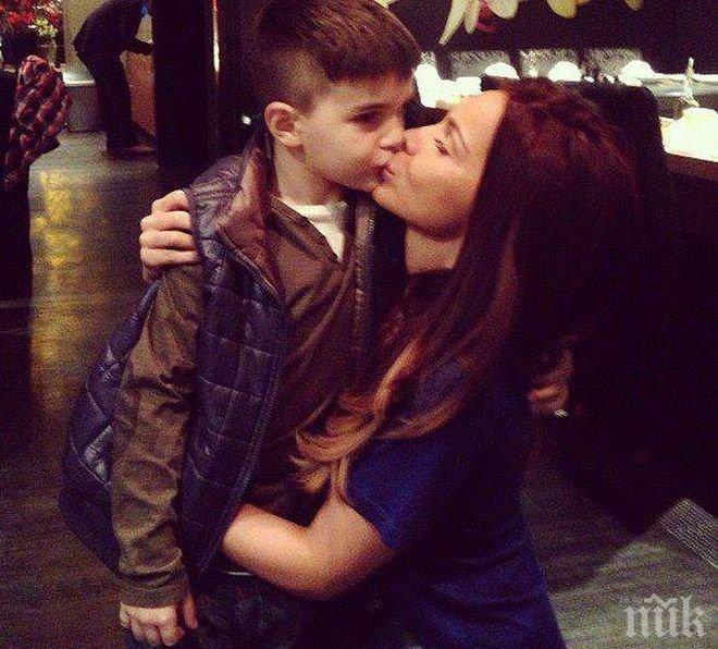 Алисия спретна страхотен рожден ден на Валери, Никол стои до него (снимка)