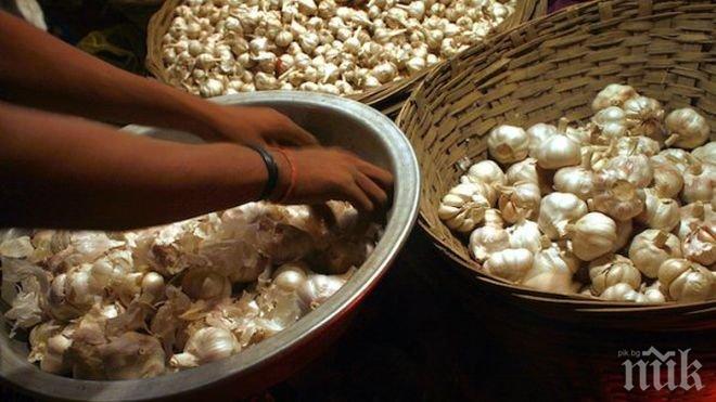 Лудост! Мъж изяде 33 глави чесън за 60 секунди