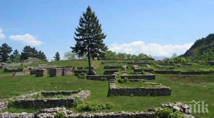 атракционен автобус вози туристи крепостта кракрa перник