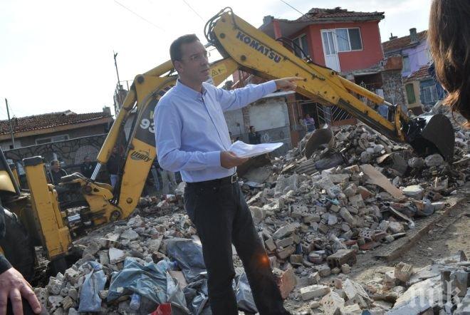 20 ромски къщи в Бургас бяха съборени, зам.-председател на ГЕРБ лично ръководи операцията (снимки)