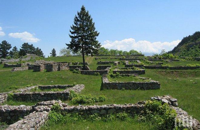 Атракционен автобус вози туристи до крепостта Кракрa в Перник