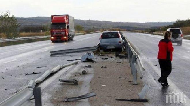 Наквасена гъркиня помля колата си в Казанлък