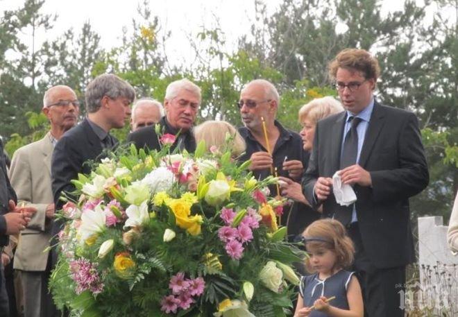 Бисер Киров съкрушен на гроба на дъщеря си: Тя бе човек, който пръска светлина (снимки)