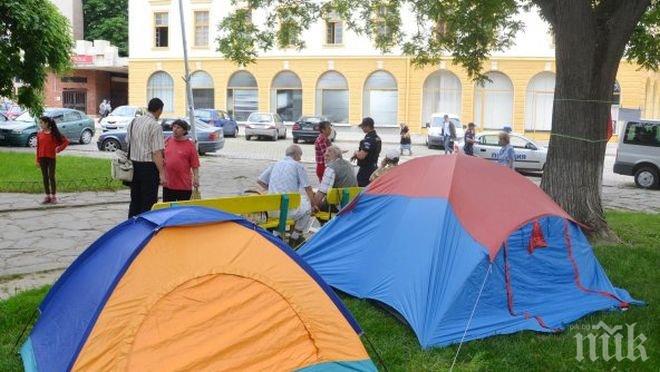 Вложители в КТБ вдигнаха палатков лагер до БНБ