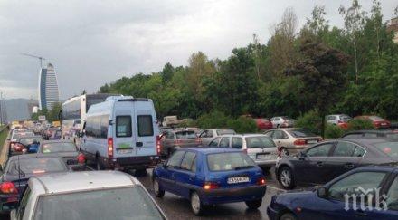 блокада софия проливният дъжд задръсти трафика колите пъплят улиците вода