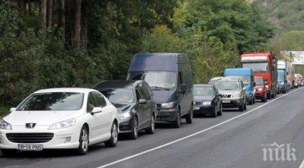 огромно задръстване затапи обходните пътища